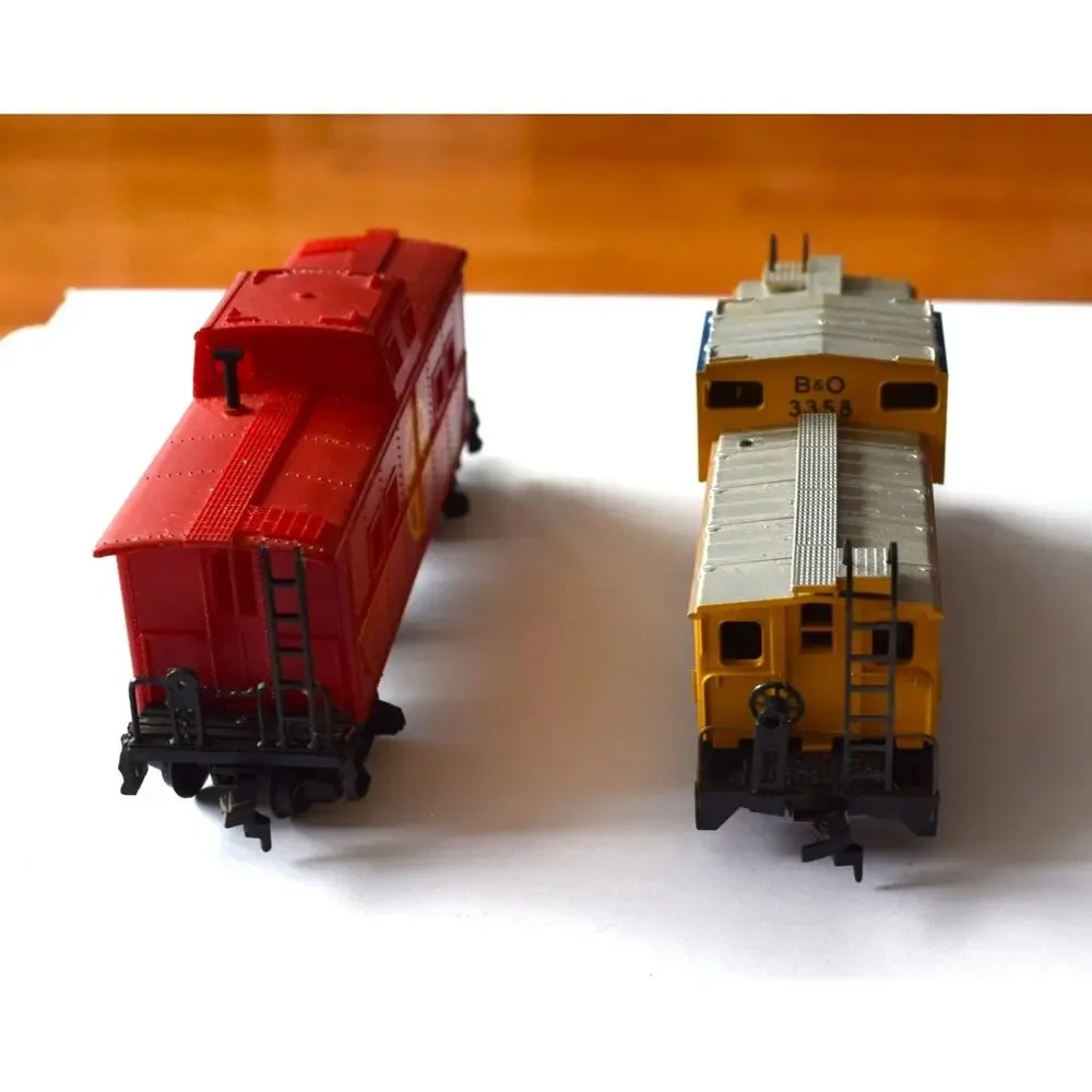 Lot of 2 HO Scale Caboose Cars Santa Fe ATSF 999523 Chessie B&O 3358 Vintage